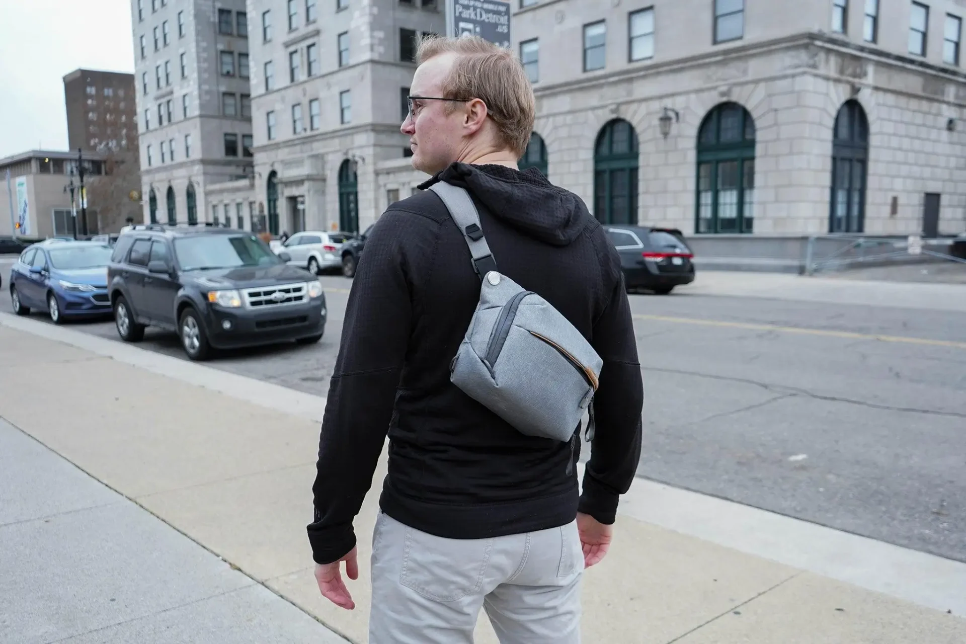 Slingbag Modern: Tas Praktis untuk Aktivitas Harian